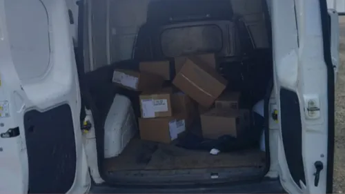 PM flagrou criminosos carregando furgão com caixas de vacinas roubadas