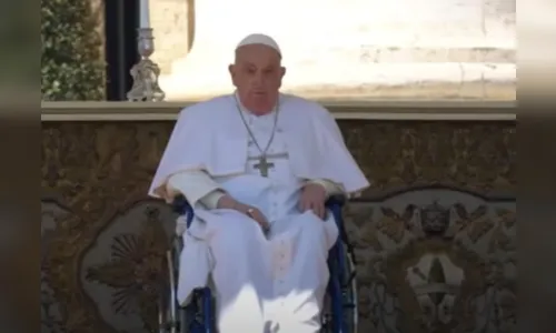 Papa faz primeira aparição pública no Vaticano após hospitalização