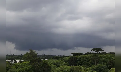Frente fria acompanhada de temporais deve chegar ao PR; saiba quando