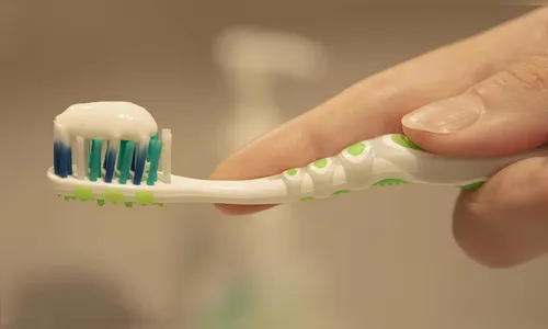 Clientes relatam reações após uso de pasta Colgate; saiba mais