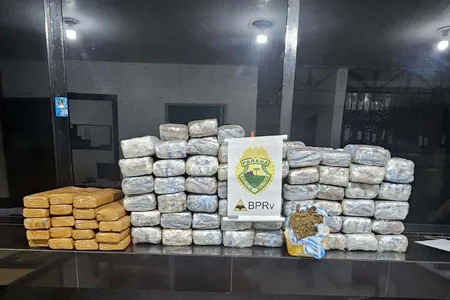 Policiais do Batalhão de Polícia Rodoviária (BPRv) apreenderam 355 quilos de maconha durante um patrulhamento na PR-317, em Floresta