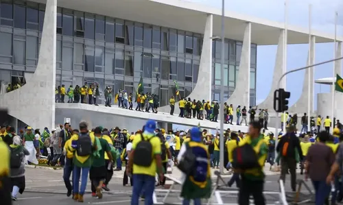 Praça dos Três Poderes foi depredada