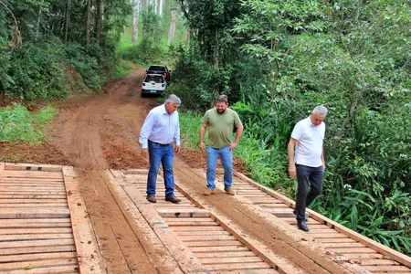 Prefeito e secretários vistoriam ponte