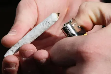 Rapaz passou mal após fumar maconha