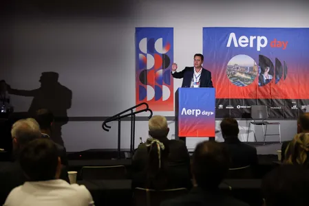 Ratinho Junior discursa durante evento em Las Vegas