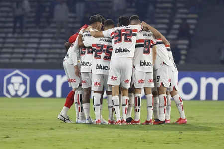São Paulo busca vitória fora de casa