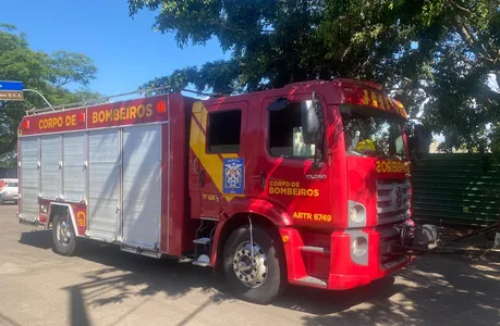 Segundo relato do condutor, a mangueira de combustível se rompeu, provocando o incêndio.