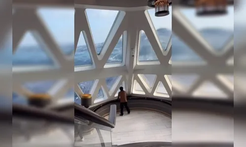 Ondas de 12 metros assustam passageiros de navio; veja o vídeo