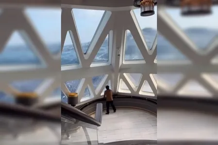 Segundo uma das passageiras, a sensação é de estar em uma montanha-russa por 48 horas