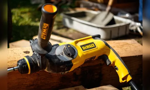 Patrão tortura funcionário e o obriga a decepar parte do próprio dedo