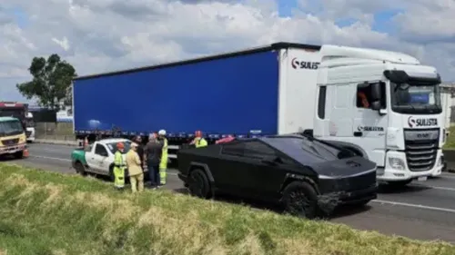 Tesla bateu na traseira de Gol que colidiu contra caminhão