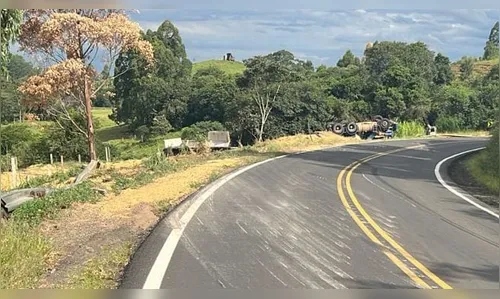 Bitrem tomba na PR-090 espalha carga de soja e deixa motorista ferido