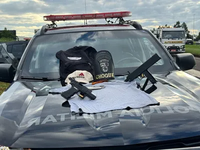 Um dos homens estava em posse de uma pistola enquanto o outro estava com uma submetralhadora