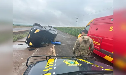 Vídeo mostra quando veículo com 700 kg de maconha capota no PR; veja