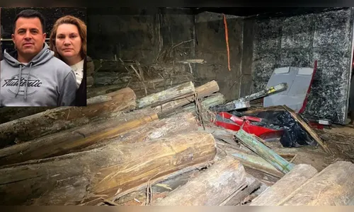 Caminhão com toras de madeira tomba sobre Fiat Uno e mata casal no PR