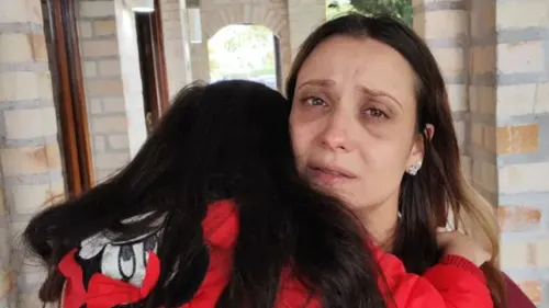 Viúva de Gustavo, Jéssica Renata Prado dos Santos, segura a filha no colo