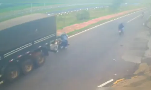 Carreta dá ré e mata motociclista na BR-277 no Paraná; assista