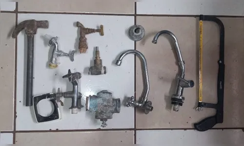 Vizinhos ouvem barulhos e homem é preso com ferramentas furtadas