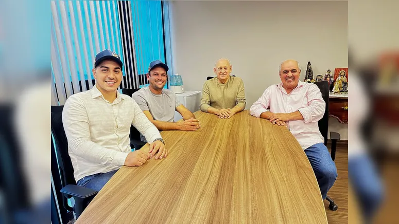 Prefeito Washington e comitiva no gabinete do deputado Traiano