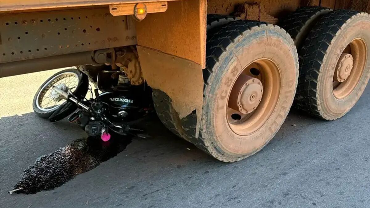 Motociclista de 25 anos morre em colisão com caminhão canavieiro no PR