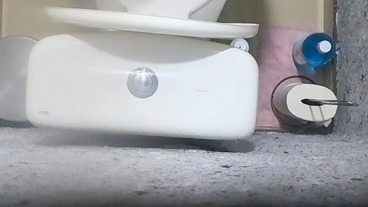 Dono de salão instala câmera em banheiro para espionar funcionária