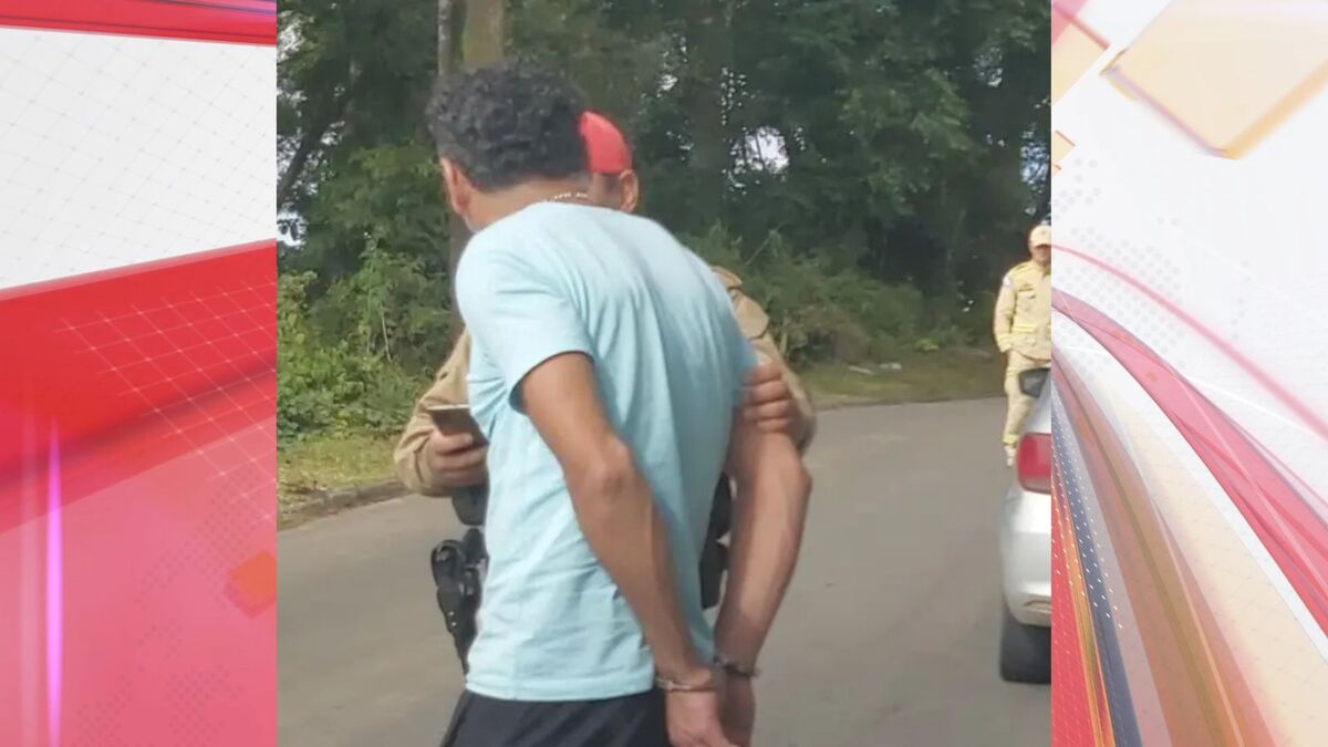 Motorista embriagado é preso após bater carro contra ambulância no PR