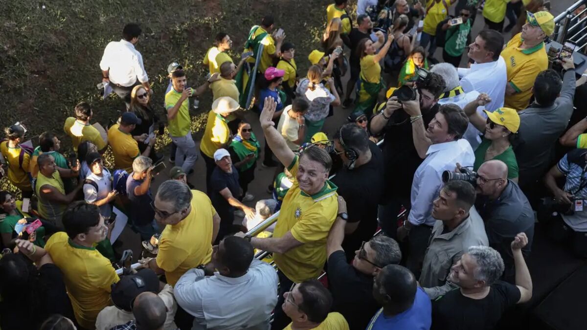 Manifestação por anistia conta com presença de Bolsonaro e Malafaia