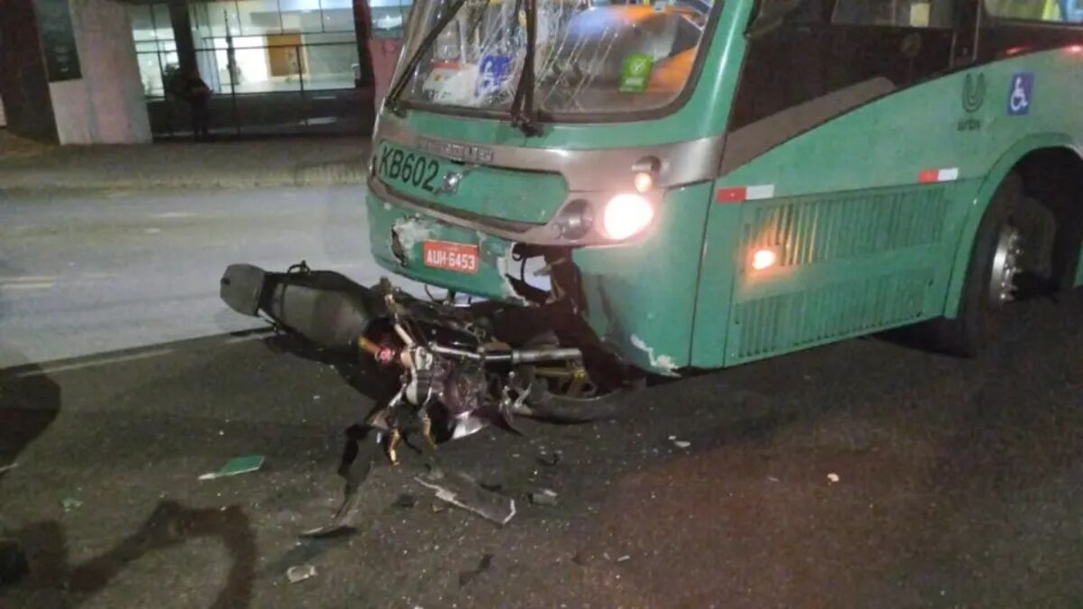 Motociclista sobrevive 'por milagre' após colisão com ônibus no Paraná