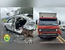 Carro fica destruído após acidente com caminhão na PR-444 em Arapongas