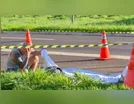 Pai se desespera ao reconhecer corpo de filho morto em acidente