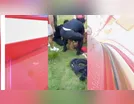 Mãe e filho caem em buraco em praça pública e são resgatados por moradores