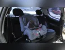Motorista é flagrado sem cinto e com recém-nascido no colo