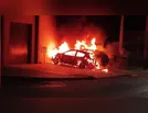 Incêndio destrói três veículos em frente à oficina em Arapongas; veja