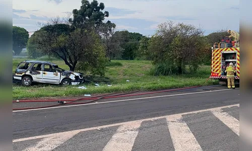 Blazer derruba poste e pega fogo na BR-376 em Apucarana