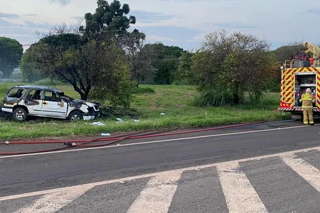 A Blazer foi totalmente destruída pelo fogo. Os socorristas do Siate encaminharam a vítima ao Hospital da Providência.