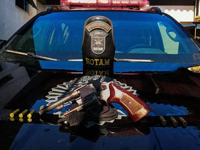 A PM apreendeu o revólver e encaminhou os suspeitos para a 22ª Subdivisão Policial de Arapongas