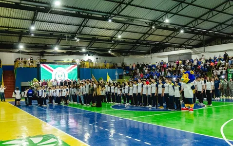 A cerimônia marcou o início oficial dos jogos, com a apresentação das delegações escolares, o juramento do esportista e o acendimento da pira olímpica