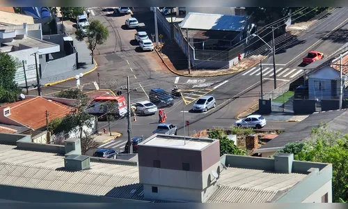 Colisão entre carros é registrada em Apucarana; veja o vídeo