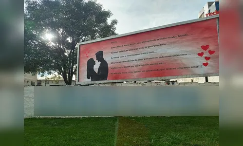 Outdoor com declaração apaixonada chama a atenção no Paraná