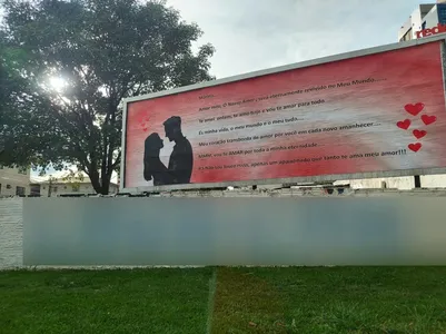 A identidade do autor da declaração permanece um mistério, assim como o destinatário exato da mensagem