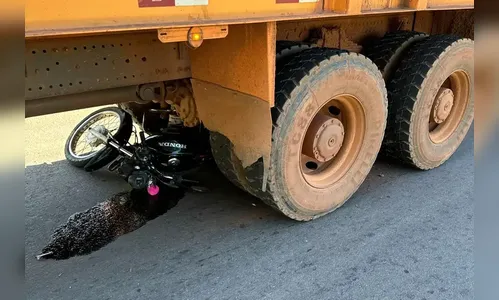 Motociclista de 25 anos morre em colisão com caminhão canavieiro no PR