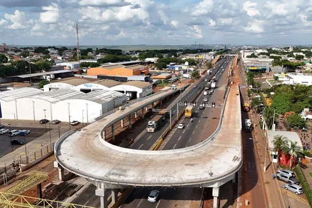 A nova passarela é parte da obra de implantação de dois novos viadutos sobre a BR-376 em Sarandi