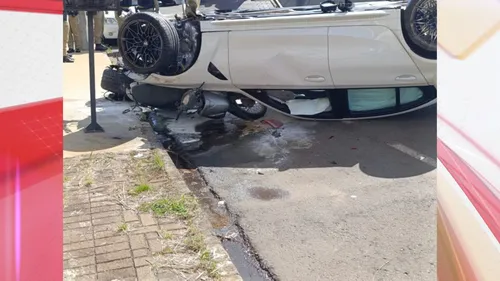 A pista foi interditada por tempo indeterminado porque o carro bateu na mureta de proteção da linha férrea