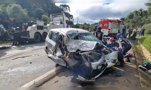 Colisão entre ônibus, carro e caminhões deixa quatro feridos na BR-277