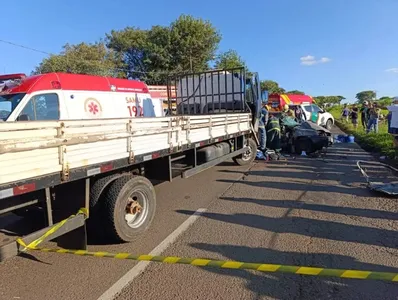 A tragédia ocorreu quando o Ford Fiesta passou por um buraco na pista, o que causou o estouro de um dos pneus