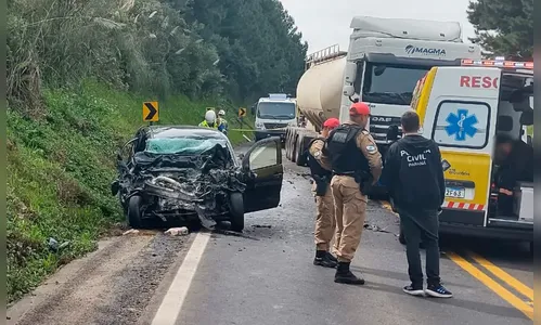 Homem morre ao invadir pista contrária e bater contra caminhão no PR