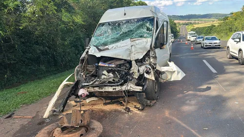 Acidente aconteceu no sentido Arapongas a Mandaguari e destruiu toda a frente da van