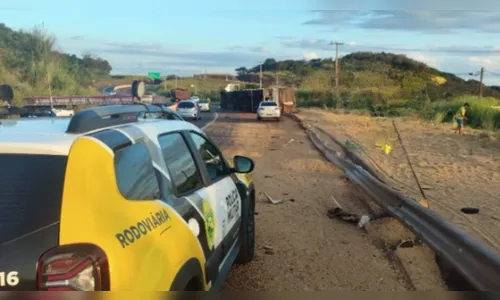 Caminhoneiro escapa ileso após tombamento de carreta na PR-445