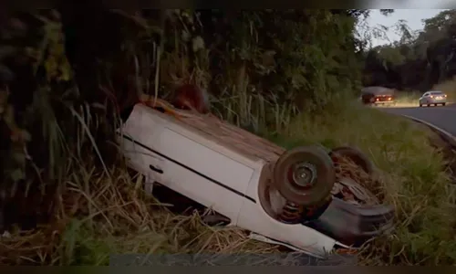 Carro sai da pista e capota em curva da PR-466; mulher fica ferida