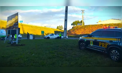 Jovem de 22 anos morre após colidir moto contra placa na BR-376